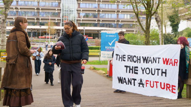 Studenten demonstreren tegen wervingsacties van Defensie.