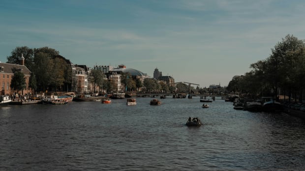 Met rally door grachten zamelen Amsterdamse studenten geld in voor kankeronderzoek