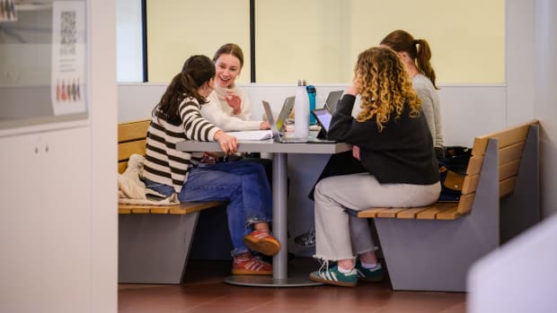 NSE: UvA-studenten tevreden over sfeer en docenten, kritisch over aansluiting beroepspraktijk