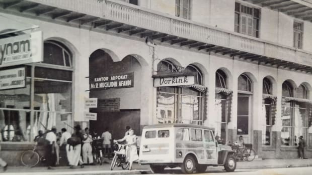 De boekhandel Maatschappij Vorkink van W. van Hoeve in Bandung.