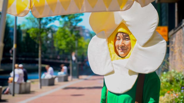 Video | Wie is de vrouw in het bloemenpak op REC?