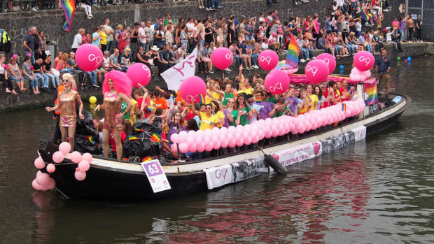 De kleurrijke boot van A.S.V.Gay tijdens de Canal Parade Amsterdam in 2017. Dit jaar kleurt de boot van de studentenvereniging zwart-wit.