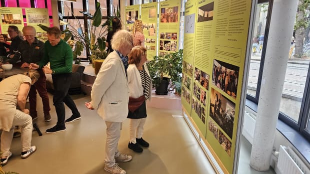 Op groene panelen wordt de strijd om het Binnengasthuisterrein verteld in Vox-Pop.