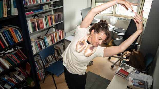 Voormalig balletdanser Anna Seidl staat regelmatig op haar hoofd op haar werkkamer in het P.C. Hoofthuis. ‘Ik vind dat zo relaxing, als je de hele dag moet nadenken.’