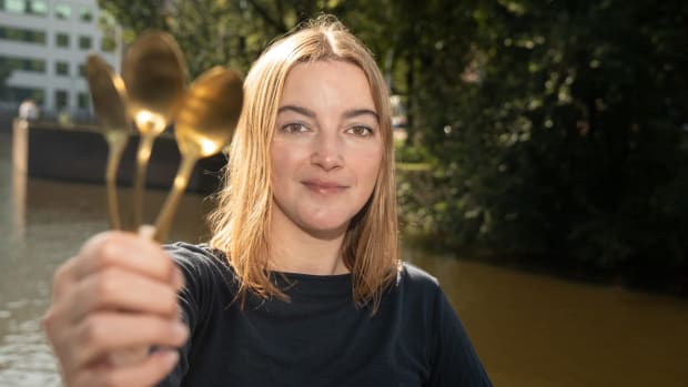 Emma Op den Kamp: &lsquo;Ik praat al jaren over lepels. De mensen om mij heen begrijpen precies wat ik bedoel als ik zeg: &ldquo;Dat kostte mij veel tijd &eacute;n lepels.&rdquo;&rsquo;