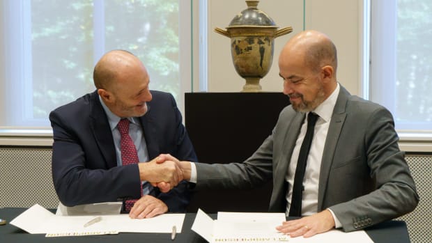 Mario la Rocca, de directeur van het Siciliaanse departement voor Cultureel Erfgoed en Carlos Reijnen, de directeur van de UB