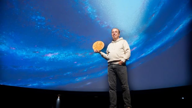 Marcel Vonk in het Artis Planetarium: &lsquo;Via het sterrenkijken ontdekte ik mijn fascinatie voor wetenschap.&rsquo;&nbsp;