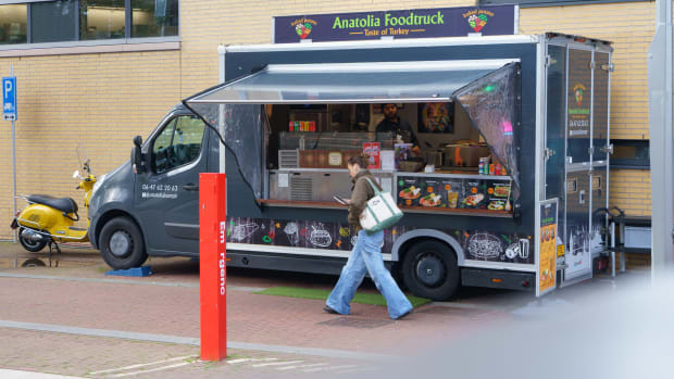 Foodtruck Anatolia voor het H-gebouw op de Roeterseilandcampus.