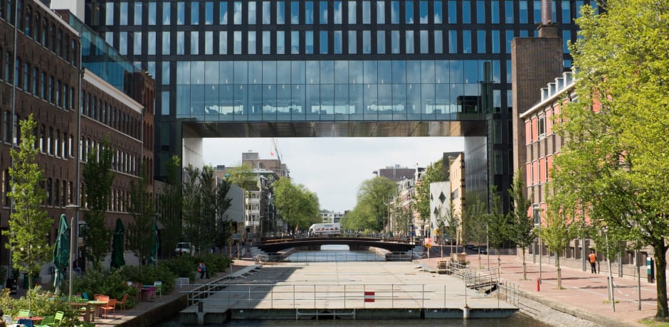 Het lege ponton waarop de tent gebouwd werd