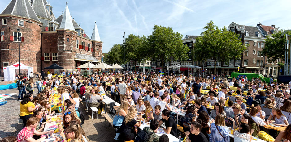 Eerstejaars lunchen op de Nieuwmarkt in 2017.