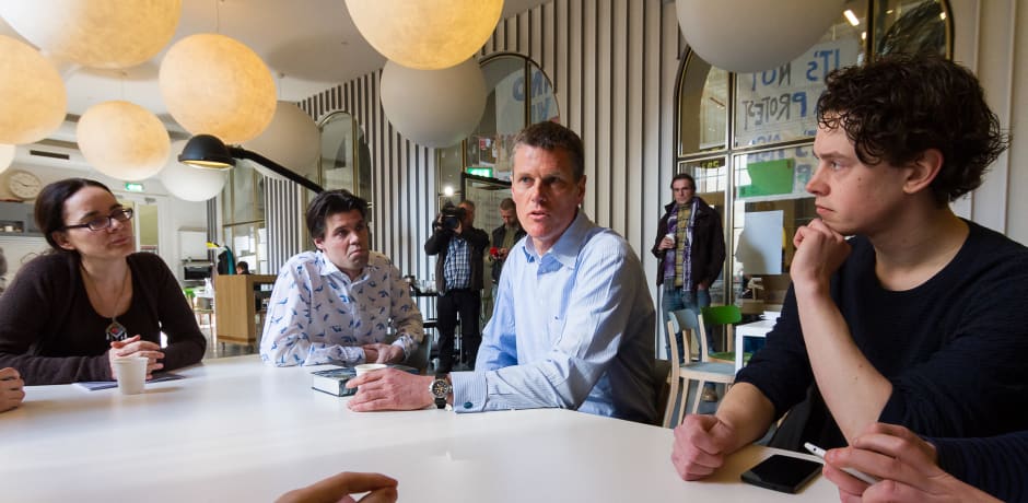Duisenberg in gesprek met studenten en docenten in het bezette Maagdenhuis in 2015