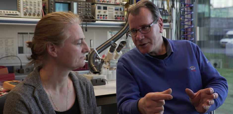 Afdelingshoofd Alix Wattjes (L) en elektrotechnicus Johan Mozes in overleg.