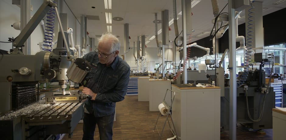 Mechanicus Wim van Aartsen maakt al bijna 50 jaar onderzoeksbenodigdheden voor de UvA.