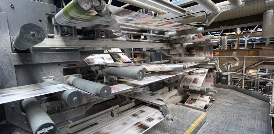 Het bedrukte papier wordt versneden in repen