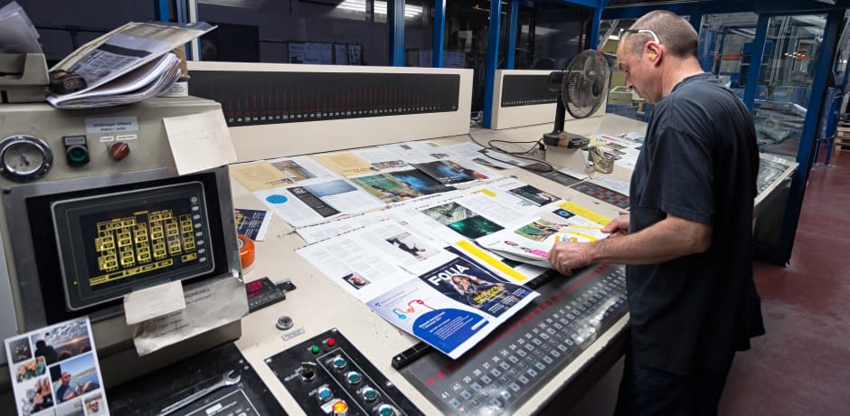 De Folia&rsquo;s worden door een medewerker van de drukkerij gecheckt