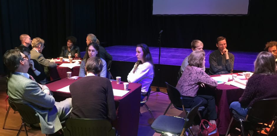 Bestuurders, medewerkers en studenten in gesprek in Crea gisterenmiddag