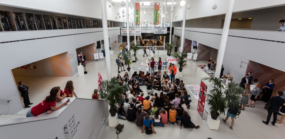De demonstranten houden een zogeheten general assembly in de centrale hal van REC-A.