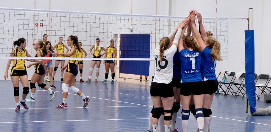De volleyballers vieren een punt