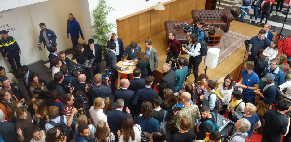 Puigdemont deelt handtekeningen uit na afloop