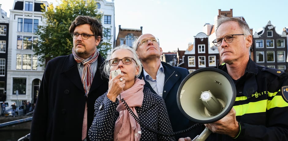 V.l.n.r. Erik Boels, Calluna Euving, geesteswetenschappendecaan Fred Weerman en een agent. De advocaat van de bezettters wilde Boels en Euving laten getuigen.