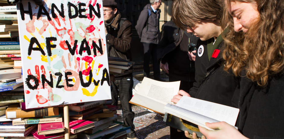 Een actievoerder met een rood vierkantje tijdens de bezetting van het Bungehuis in februari 2015