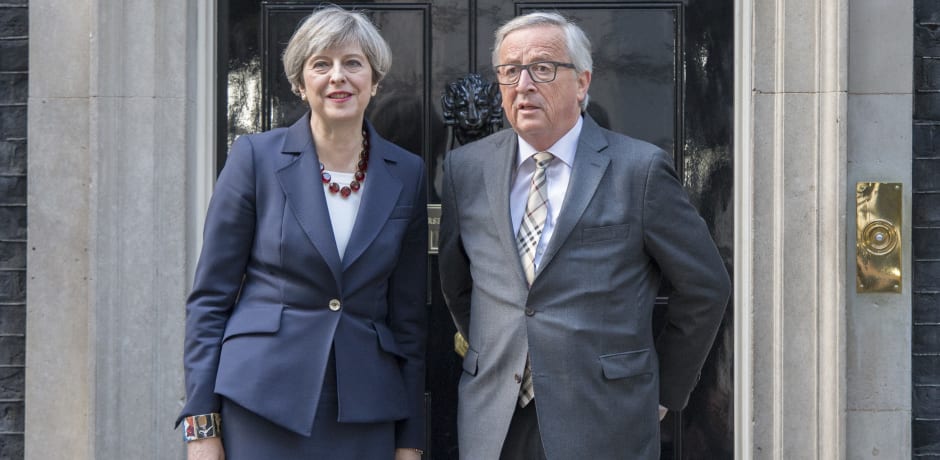 Theresa May (de Britse premier) en Jean-Claude Juncker (de voorzitter van de Europese Commissie) ontmoeten elkaar in april 2017