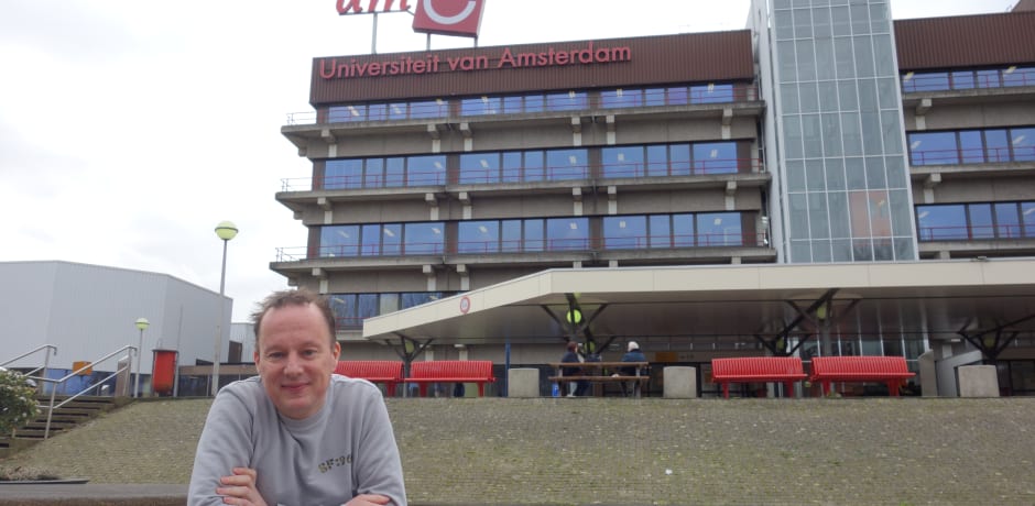 Dave Vittali bij de faculteitsingang van het Amsterdam UMC