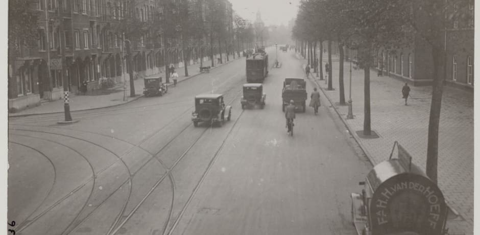 Het begin van de Pancrasstraat (links) gezien vanaf de Sarphatistraat, waarschijnlijk rond 1930