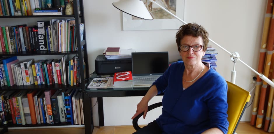 Ang&egrave;le Goossens in haar studeerkamer