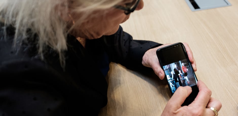 Wietske Miedema toont een foto van de gehele bezettingsraad, zo'n tien jaar geleden gefotografeerd door Vrij Nederland 
