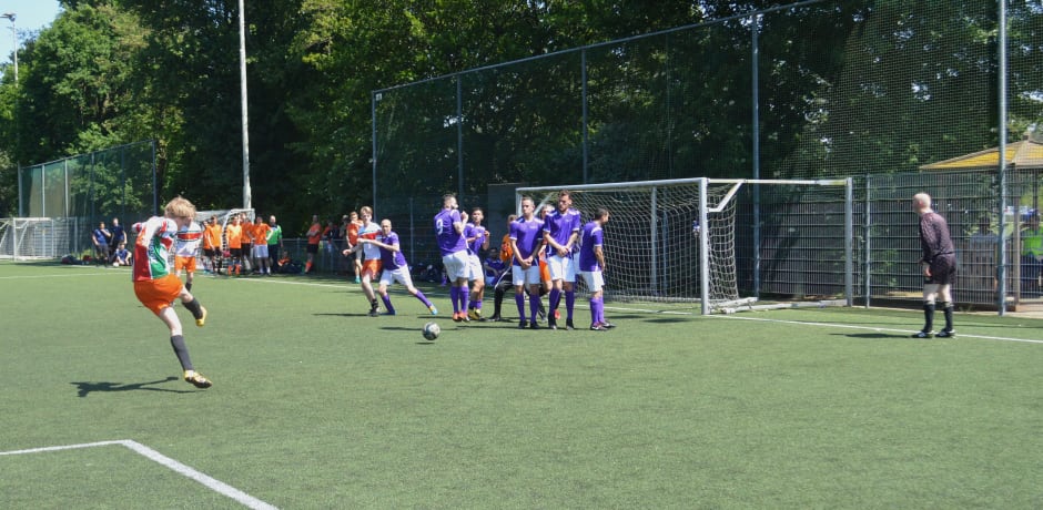Lokomotiv Seedorf neemt een vrije trap in de halve finale tegen FS Stars