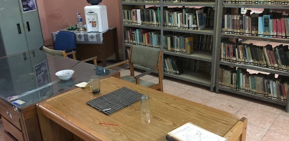 &lsquo;Mijn bureautje in de &ldquo;verboden bibliotheek&rdquo;, met op tafel een ge&iuml;mproviseerde asbak&rsquo;