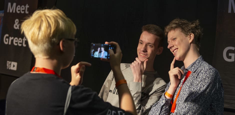 Rick poseert met kijker Sascha. Links Ricks vriendin Billy Bob