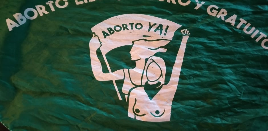 Bandana met tekst &lsquo;abortus legaal, veilig en gratis&rsquo; die Valentina vorig jaar droeg tijdens protesten in Santiago