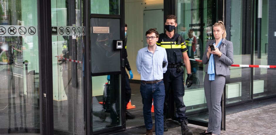 UvA-promovendus Geert Kapteijns verlaat het gebouw aan het Gustav Mahlerplein