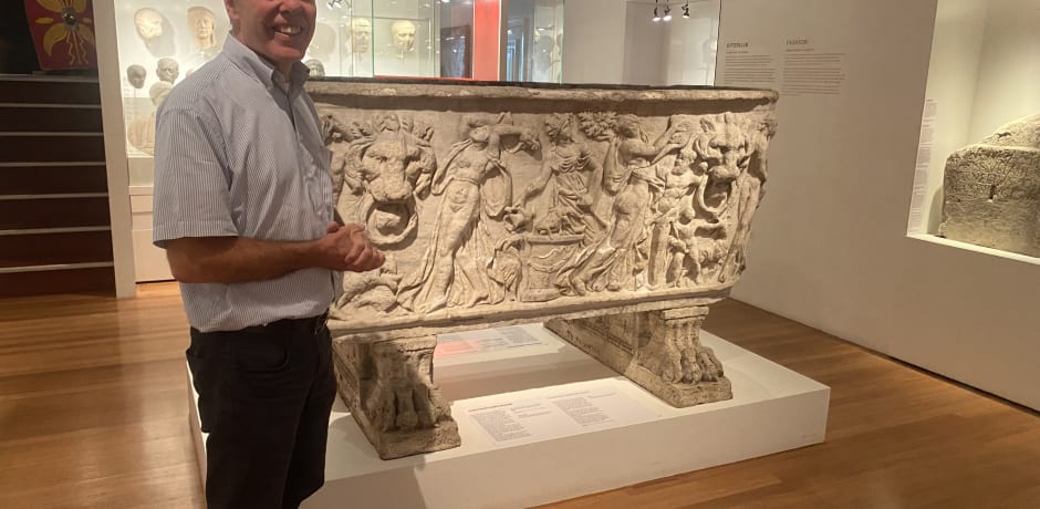 René van Beek naast de Dionysus-sarcofaag, een van zijn favoriete objecten.