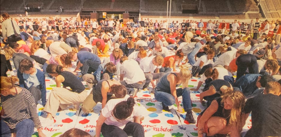 Eerstejaars twisteren in het Olympisch stadion in 2001.