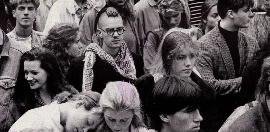 Studenten staan in de rij op Roeterseilandcampus in 1992.