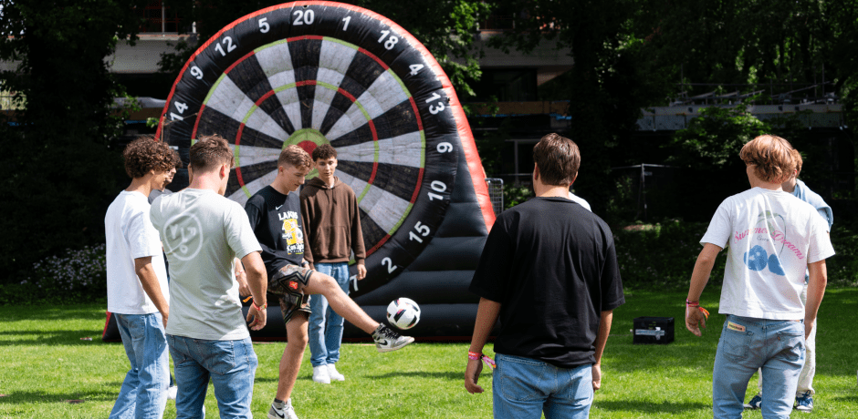 Studenten voetballen om elkaar te leren kennen.