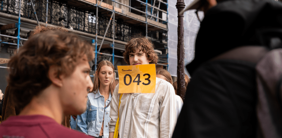 Begeleiders van de Intree-groepjes dragen nummerbordjes voor herkenning.