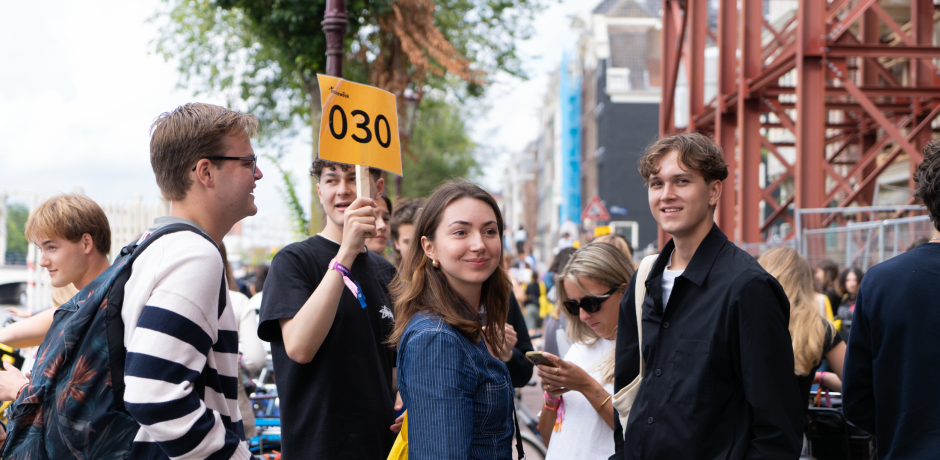 Groepjes verzamelen zich voor de opening in Carr&eacute;.