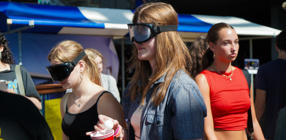 Het loopt vol met eerstejaarsstudenten op de studentenmarkt.
