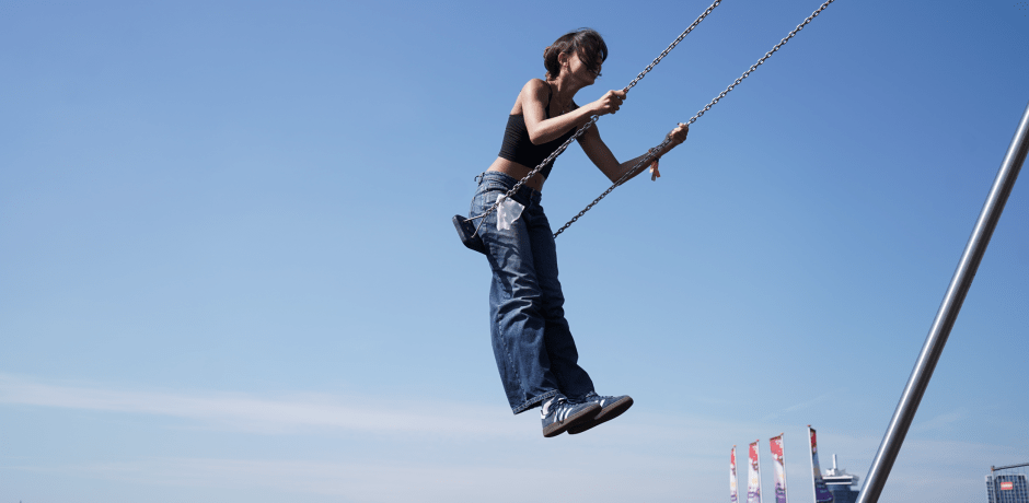 Schommelen bij het Muziekgebouw aan het IJ.