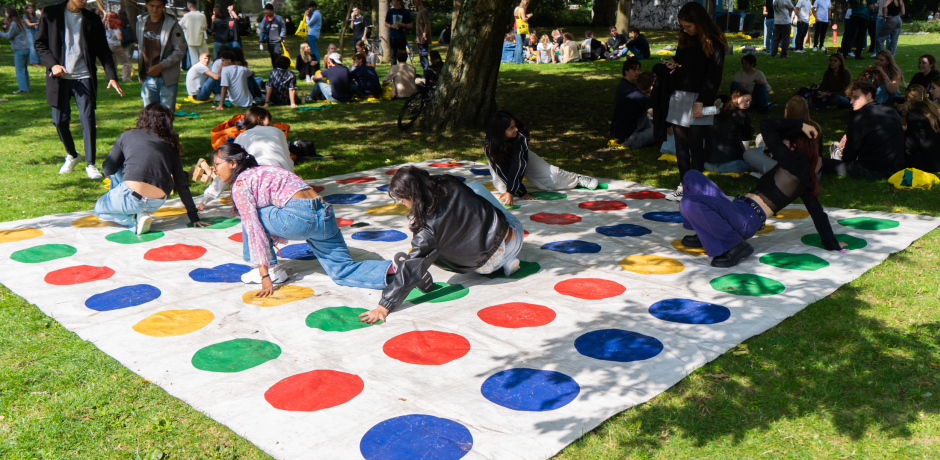 Traditiegetrouw is er een levensgrote Twister aanwezig in het Oosterpark.