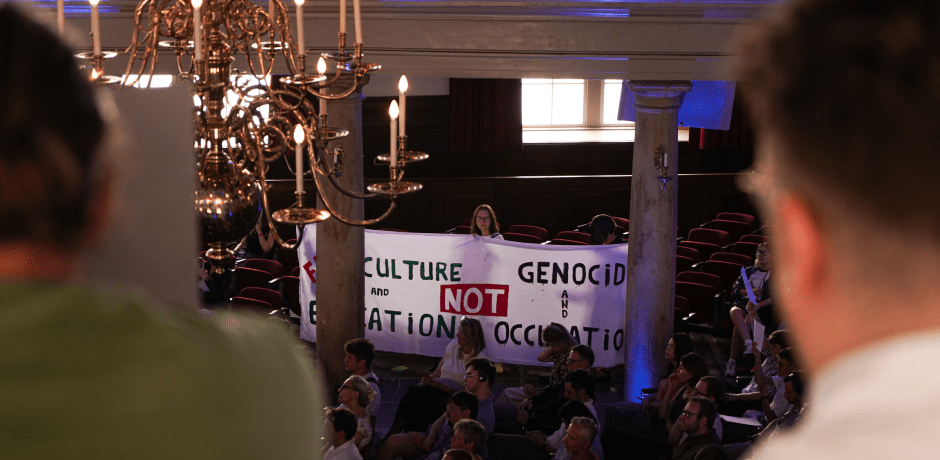 Spandoek tijdens de Opening van het Academisch Jaar