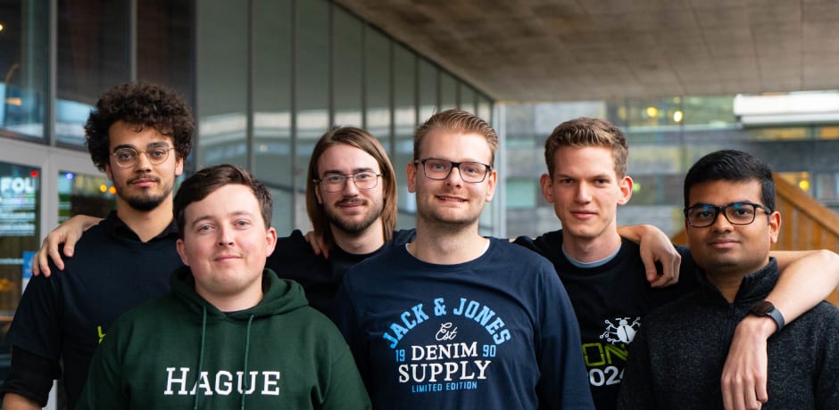 Studenten van de master Security and Network Engineering die meededen aan Hack al het onderwijs in Nederland. Vlnr: Dani&euml;l Sevenster (22), Fabian van de Ridder (27), Coen de Graaf (21), Wouter Honselaar (24), Jeroen van Diepen (21) en Reween Bihari (24).