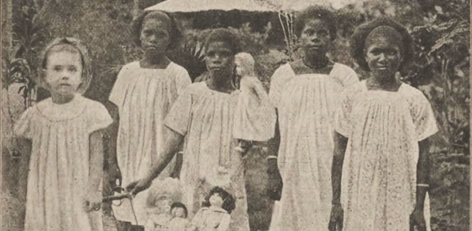 De tekst onder de foto leest: Nettie Metz en hare papoesche vriendinnetjes Hildegard, Neeltje, Wilhelmina, Lousie