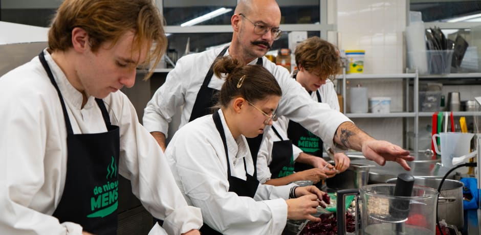 Students of The New Mensa cook for the first time in the REC H canteen on Monday.