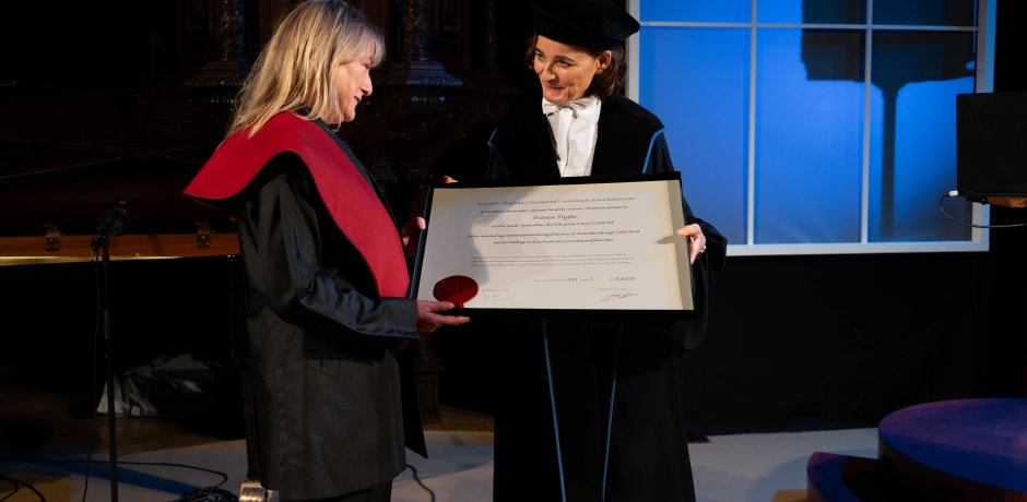 Bianca Stigter krijgt de titel Doctor honoris causa uitgereikt, ze mag zich nu eredoctor van de UvA noemen.