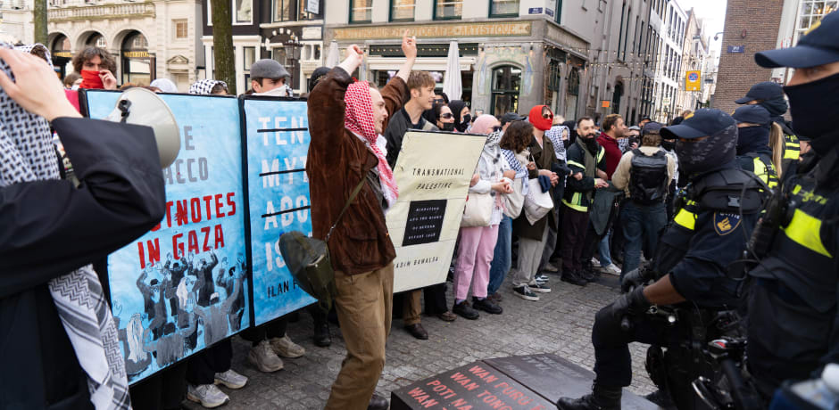 De demonstranten en de politie houden hun linies.